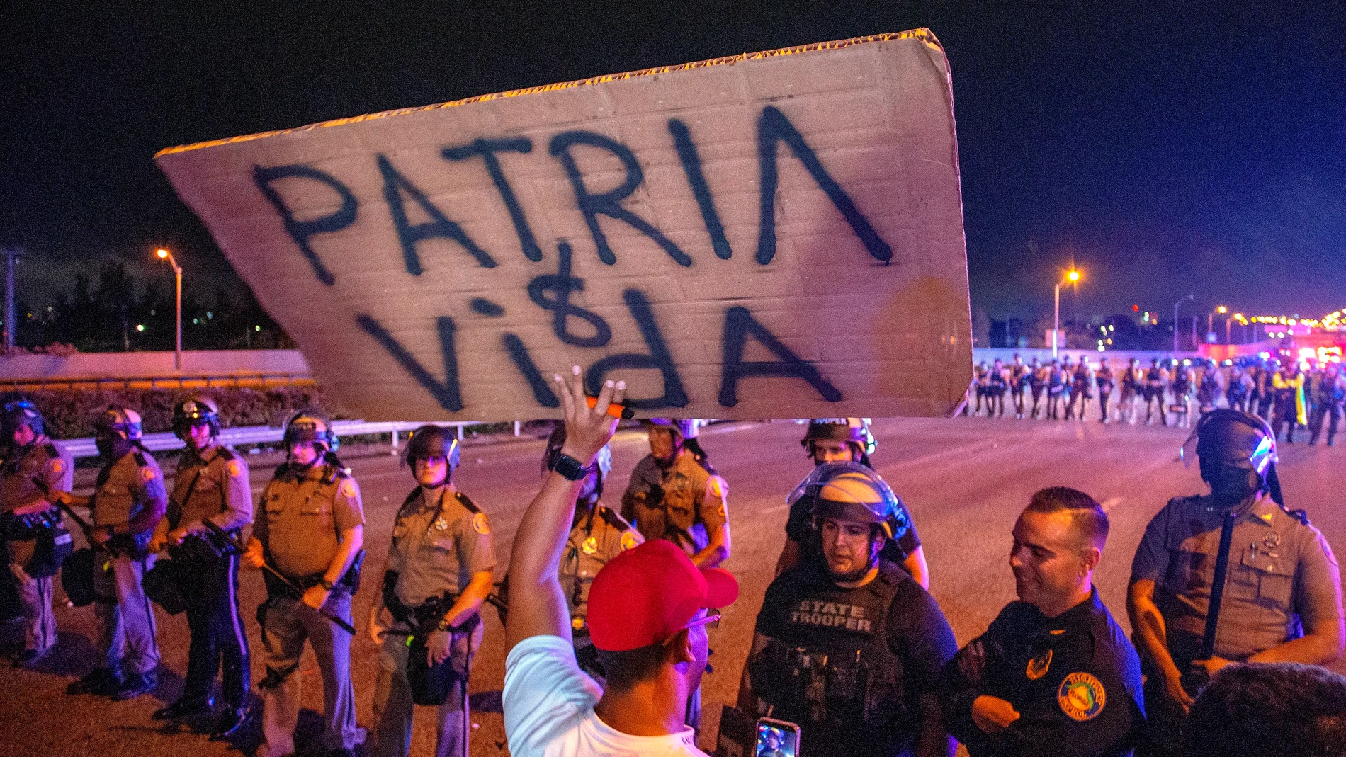 Cubano-americanos asisten a una manifestación de apoyo a los manifestantes en Cuba, bloqueando la Palmetto Expressway en Miami, Florida