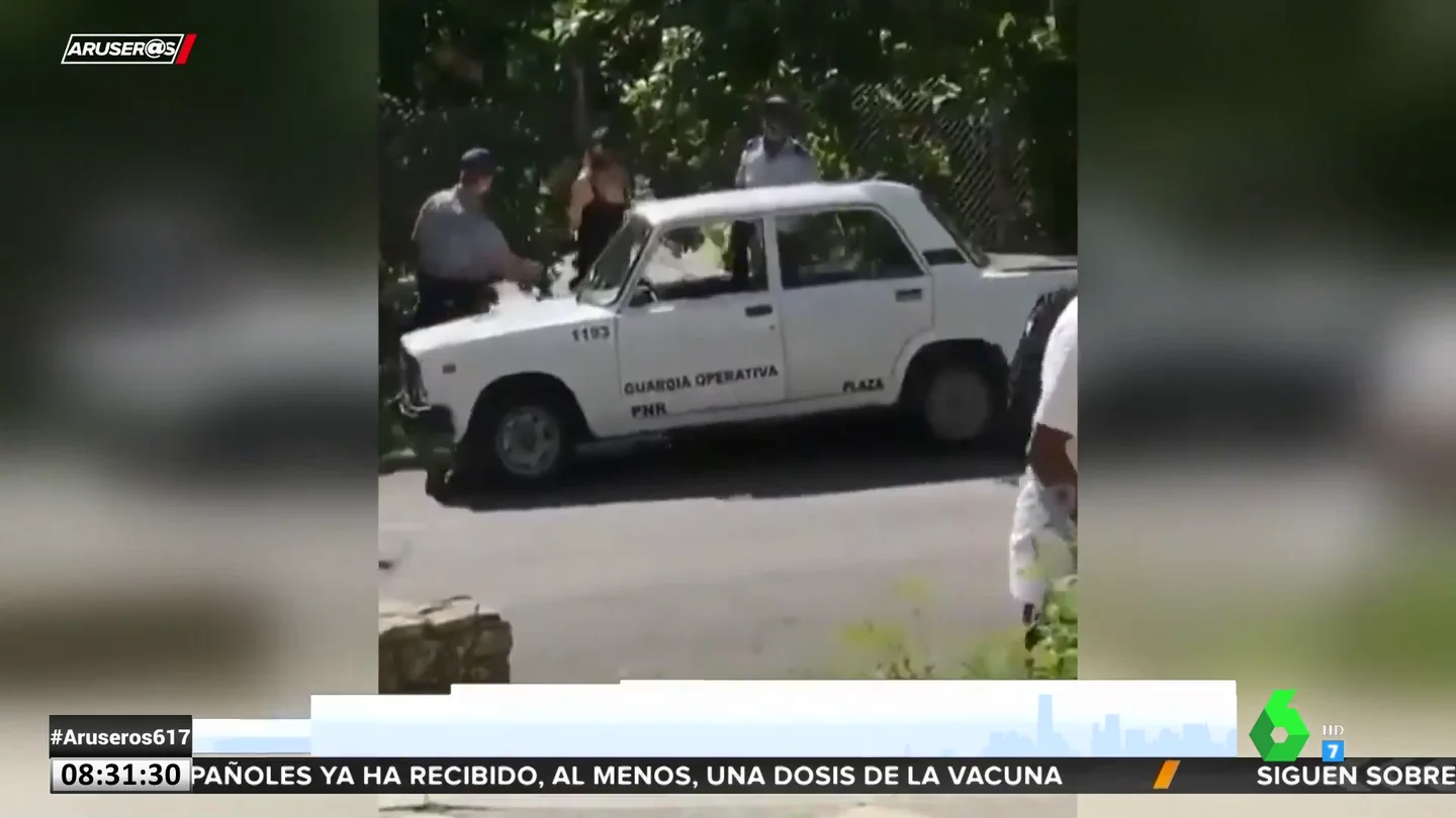 El momento en el que detienen a una youtuber cubana por dar una entrevista en la televisión española El momento en el que detienen a una youtuber cubana por dar una entrevista en la televisión española