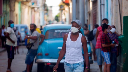 Un hombre camina por una calle con cubetas de huevos el martes 13 de julio del 2021, en La Habana EFE