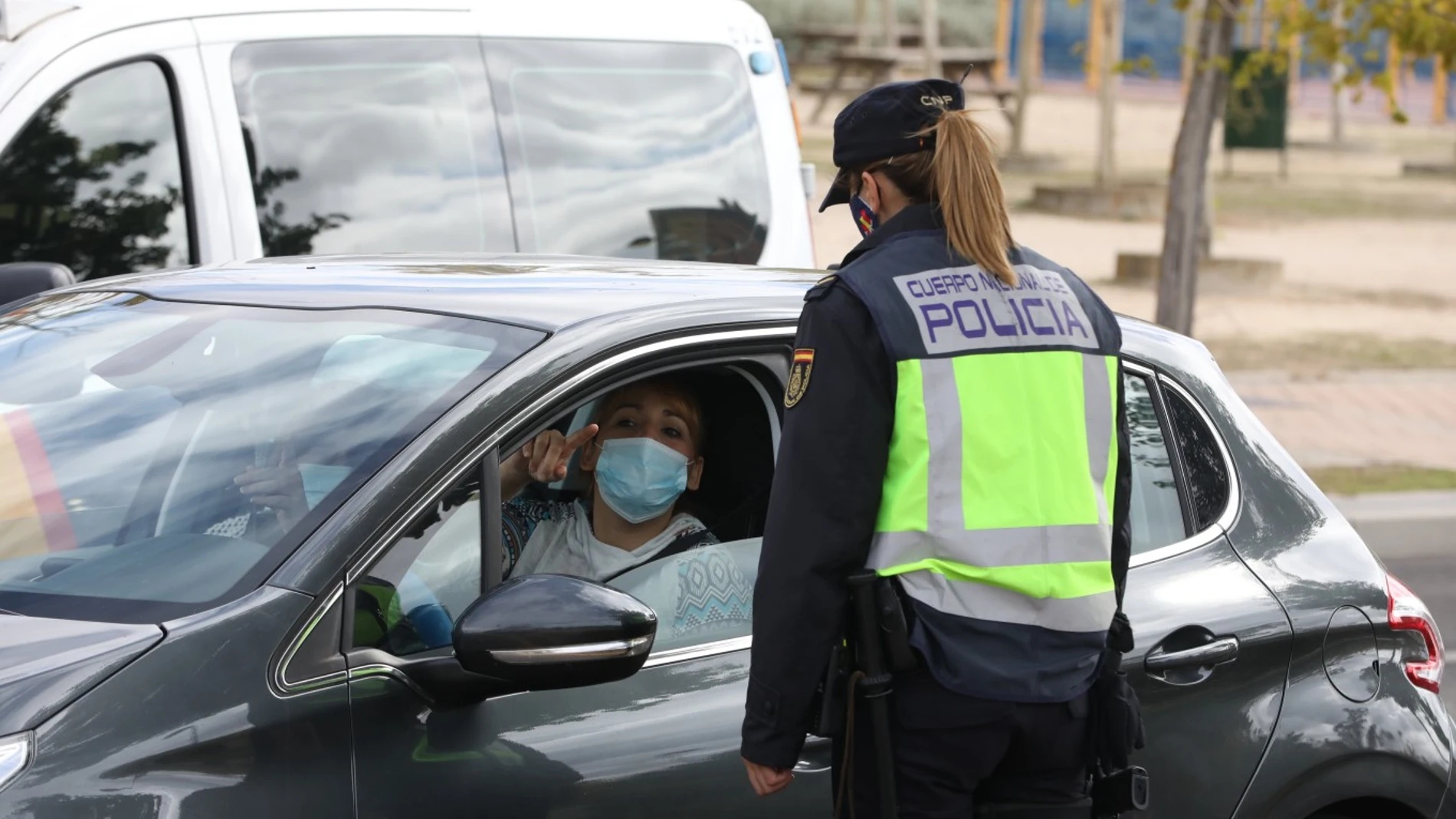Una agente habla con un conductor en un control policial durante el confinamiento de la primavera de 2020.