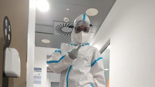La peineta viral de una celadora para quienes incumplen las medidas sanitarias: "Que os den" La peineta viral de una celadora para quienes incumplen las medidas sanitarias: "Que os den"