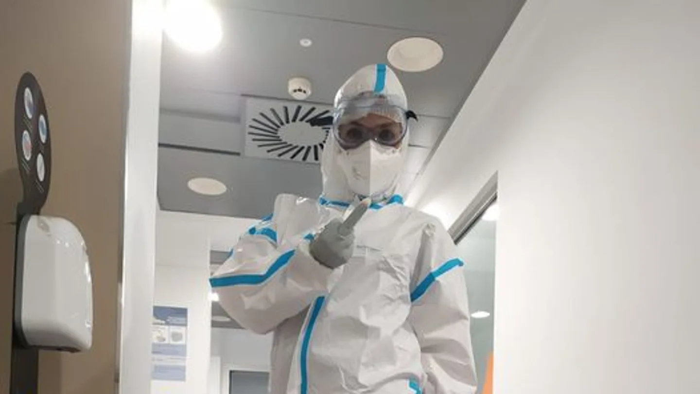 La peineta viral de una celadora para quienes incumplen las medidas sanitarias: "Que os den" La peineta viral de una celadora para quienes incumplen las medidas sanitarias: "Que os den"