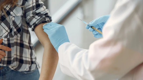 ¿Por qué te duele el brazo después de la vacuna del coronavirus? ¿Por qué te duele el brazo después de la vacuna del coronavirus?