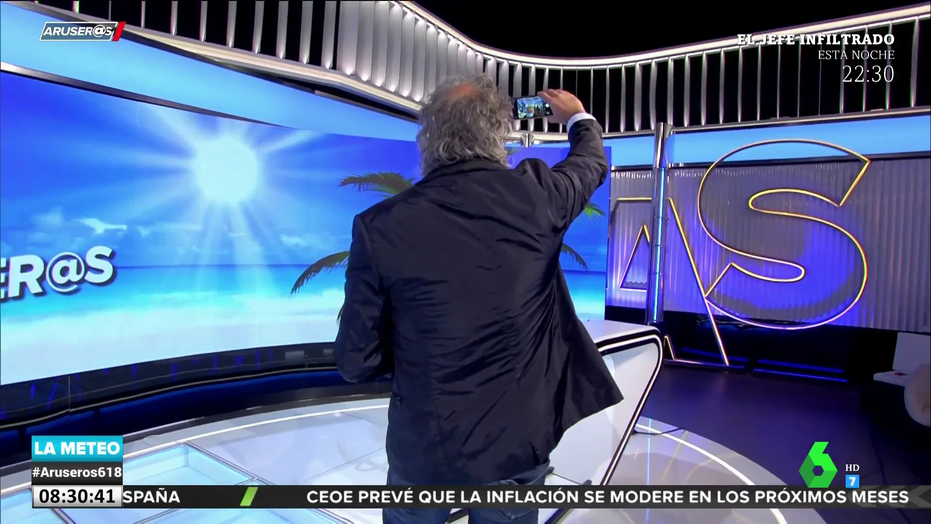 Alfonso Arús caza a Javier Ricou haciéndose un selfie en pleno directo