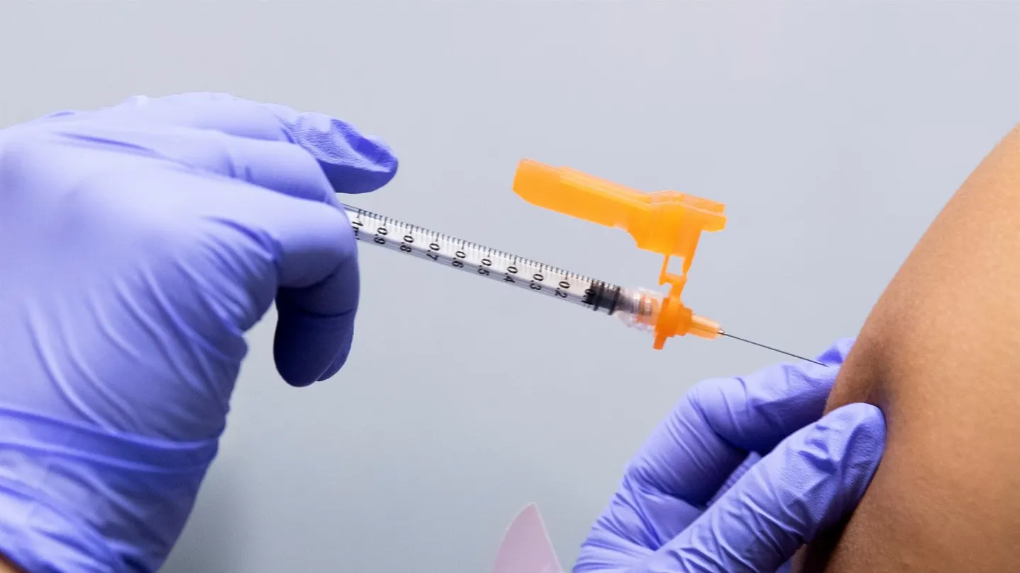 ¿Por qué duele el brazo tras la vacuna contra el coronavirus? Administración de la vacuna contra el COVID-19 (Archivo)