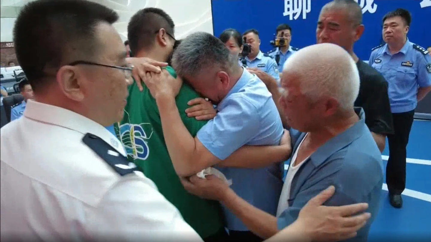 Guo Xinzhen se reúne con su padre Guo Xinzhen se reúne con su padre
