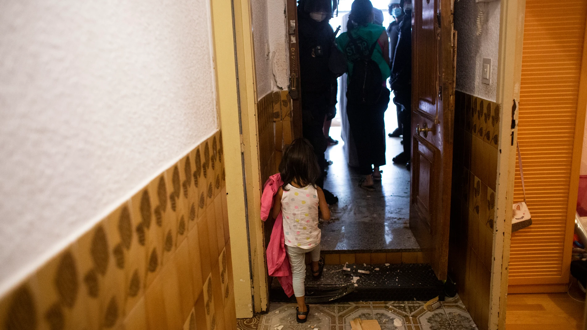 Desahucian a una familia con cuatro niños en Vallecas y ponen el piso a la venta en Idealista en menos de un día