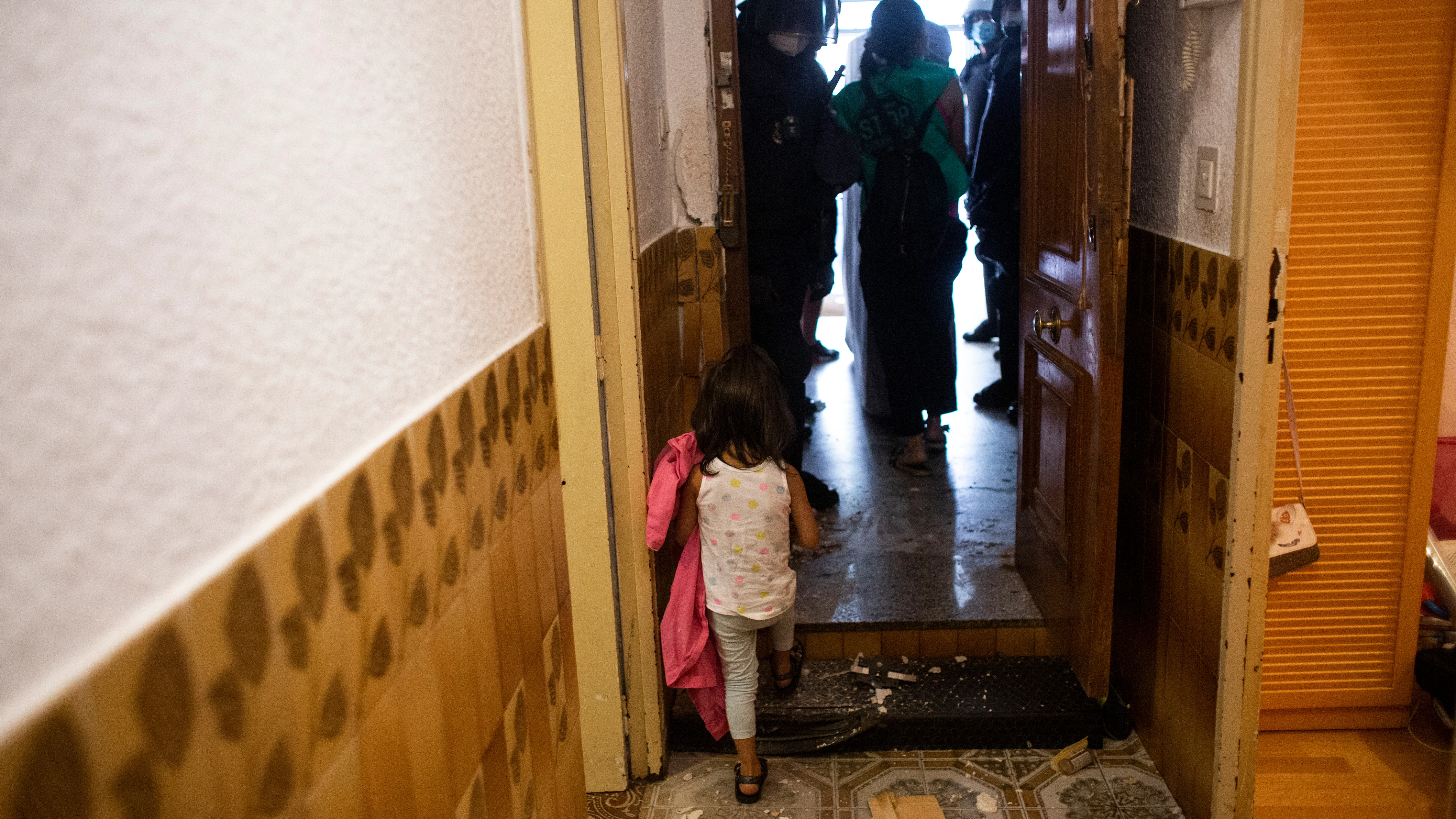 Desahucian a una familia con cuatro niños en Vallecas y ponen el piso a la venta en Idealista en menos de un día