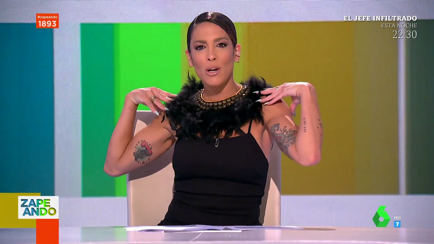 El espectacular look de plumas de Lorena Castell para presentar Zapeando: "Soy vedette" El espectacular look de plumas de Lorena Castell para presentar Zapeando: "Soy vedette"