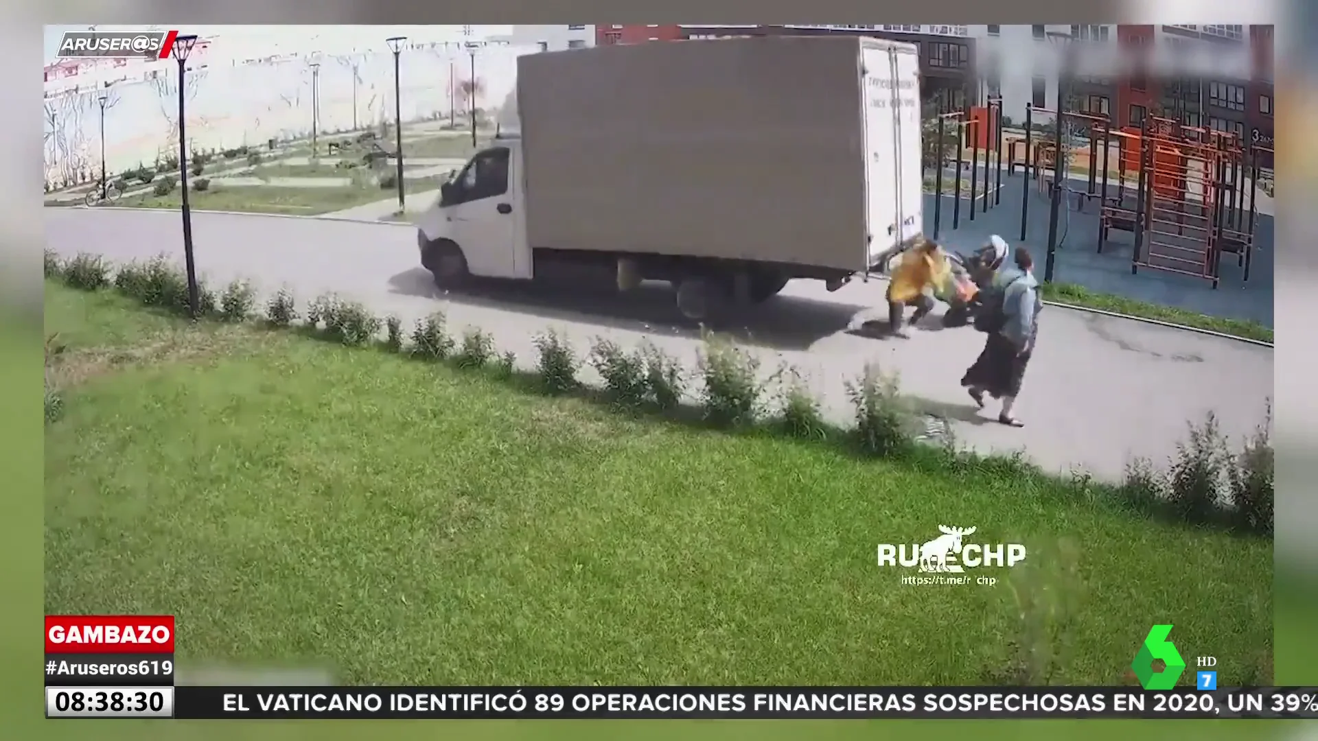 El momento en el que un camión da marcha atrás y atropella a una mujer y su bebé