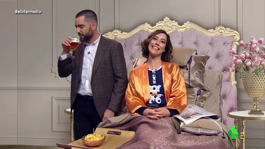 El 'enfado' de Ayuso, la libertadora de madrileños, con Sánchez: "Tengo que vengarme, le voy a poner un tuit" El 'enfado' de Ayuso, la libertadora de madrileños, con Sánchez: "Tengo que vengarme, le voy a poner un tuit"