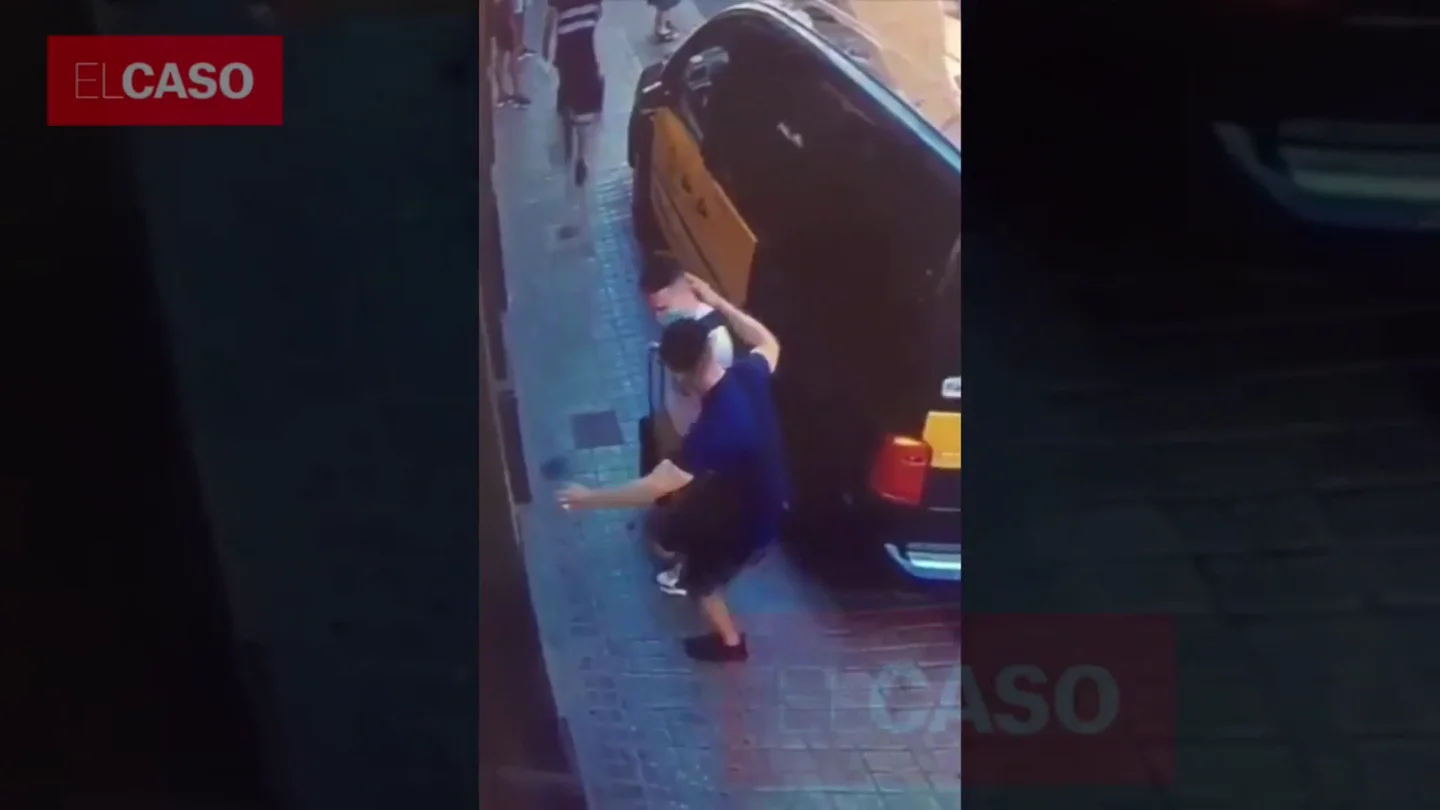 Así pueden robarte un collar en sólo cinco segundos en Barcelona Así pueden robarte un collar en sólo cinco segundos en Barcelona