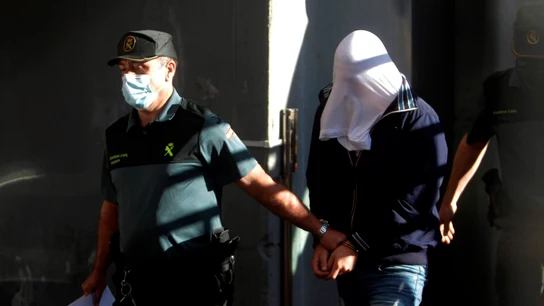 Uno de los tres encarcelados por el crimen de Samuel Luiz, escoltado de camino al Juzgado de Instrucción número 8 de A Coruña Uno de los tres encarcelados por el crimen de Samuel Luiz, escoltado de camino al Juzgado de Instrucción número 8 de A Coruña