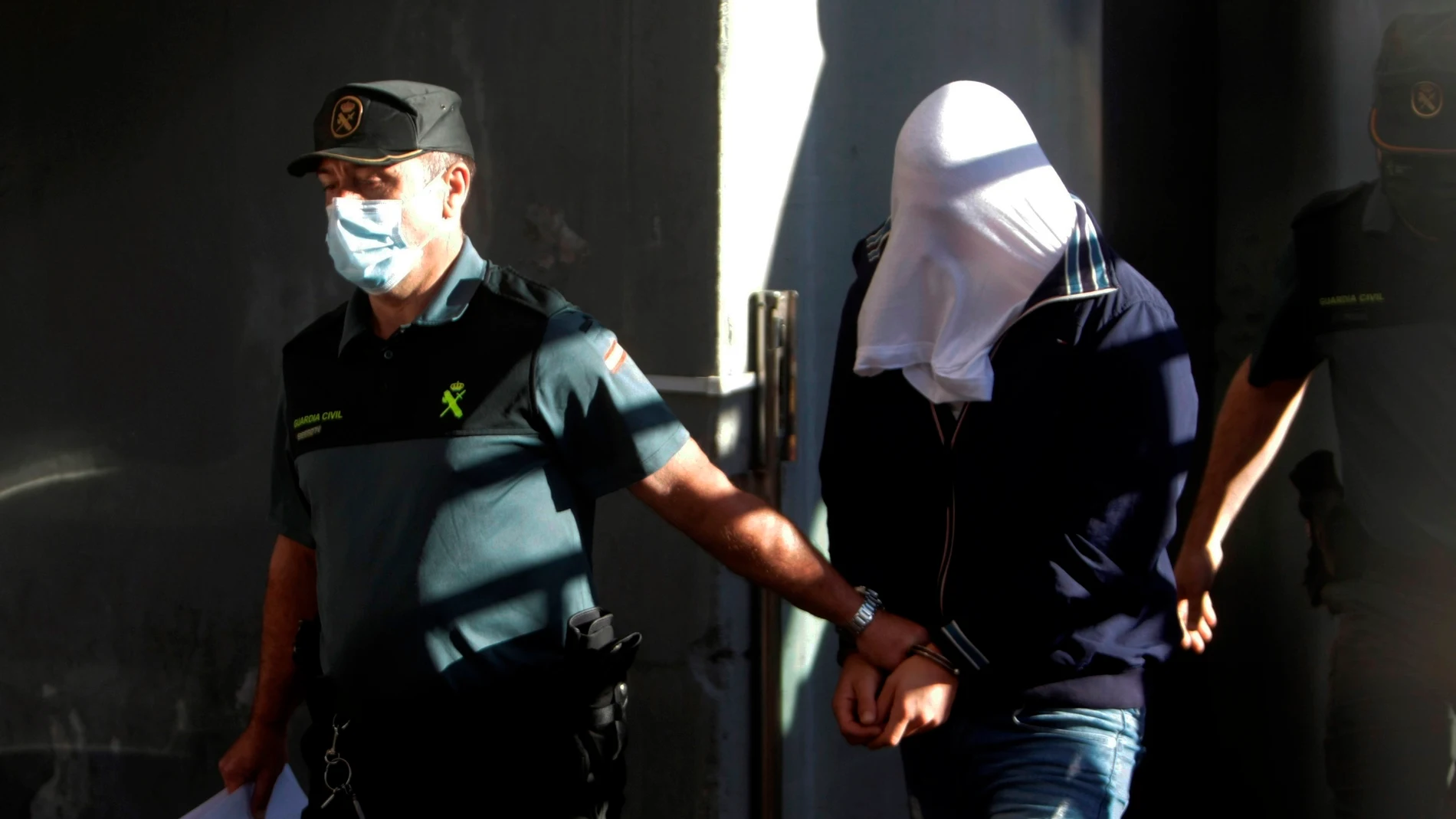 Uno de los tres encarcelados por el crimen de Samuel Luiz, escoltado de camino al Juzgado de Instrucción número 8 de A Coruña