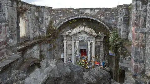 Iglesia de San Juan Parangaricutiro en Michoacán Iglesia de San Juan Parangaricutiro en Michoacán