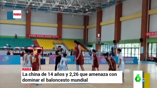 Así juega al baloncesto una niña china que con 14 años ya mide 2,26 metros Así juega al baloncesto una niña china que con 14 años ya mide 2,26 metros