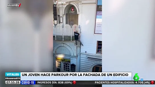 La habilidad de un hombre para escalar edificios haciendo parkour en tan solo 5 segundos La habilidad de un hombre para escalar edificios haciendo parkour en tan solo 5 segundos