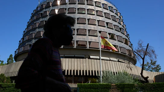 Una persona camina por las inmediaciones del Tribunal Constitucional TC
