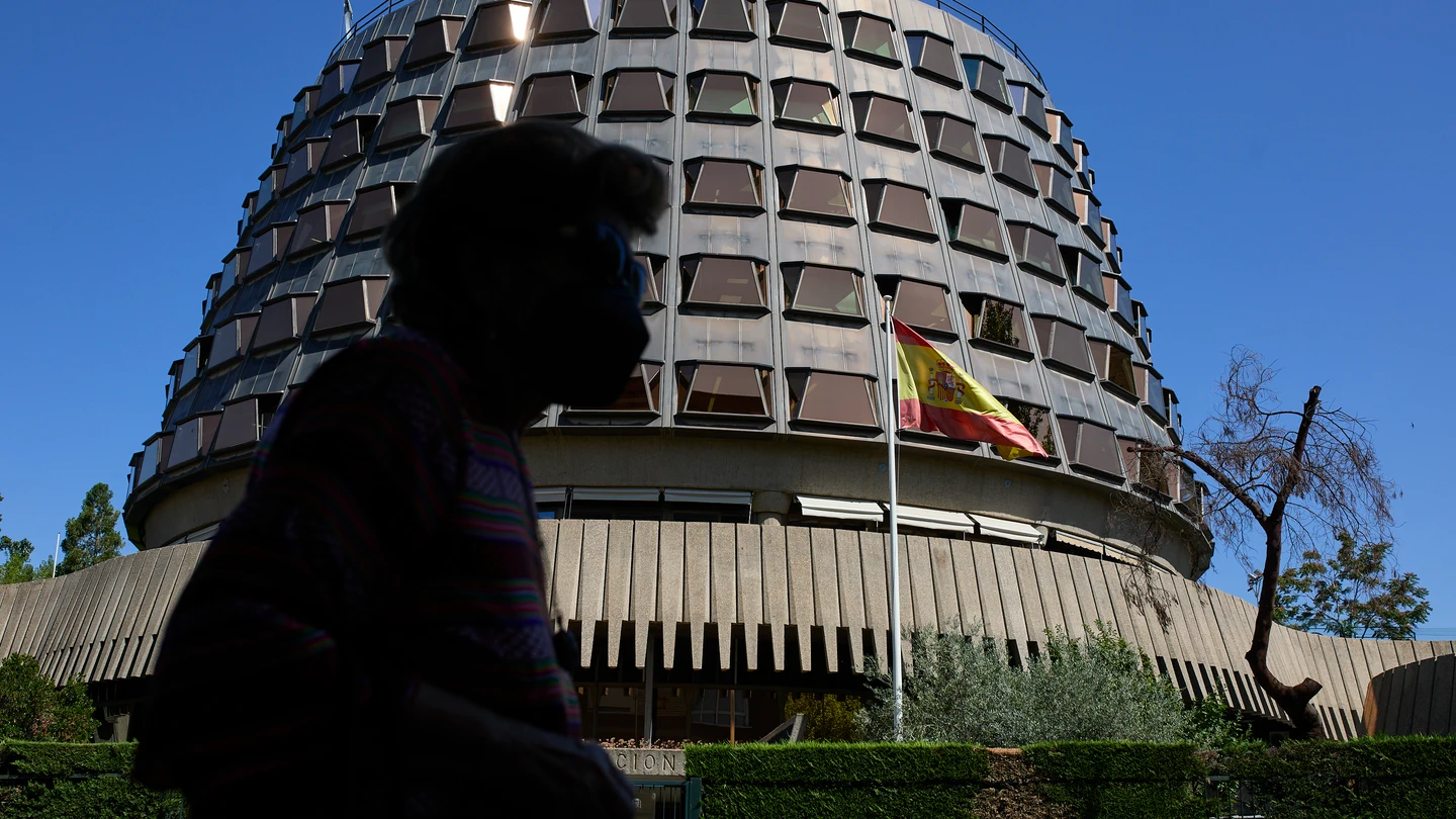 Una persona camina por las inmediaciones del Tribunal Constitucional TC