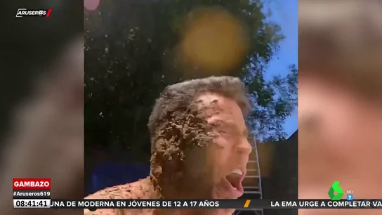 Una broma con mierda de perro termina con el protagonista con el tímpano perforado Una broma con mierda de perro termina con el protagonista con el tímpano perforado
