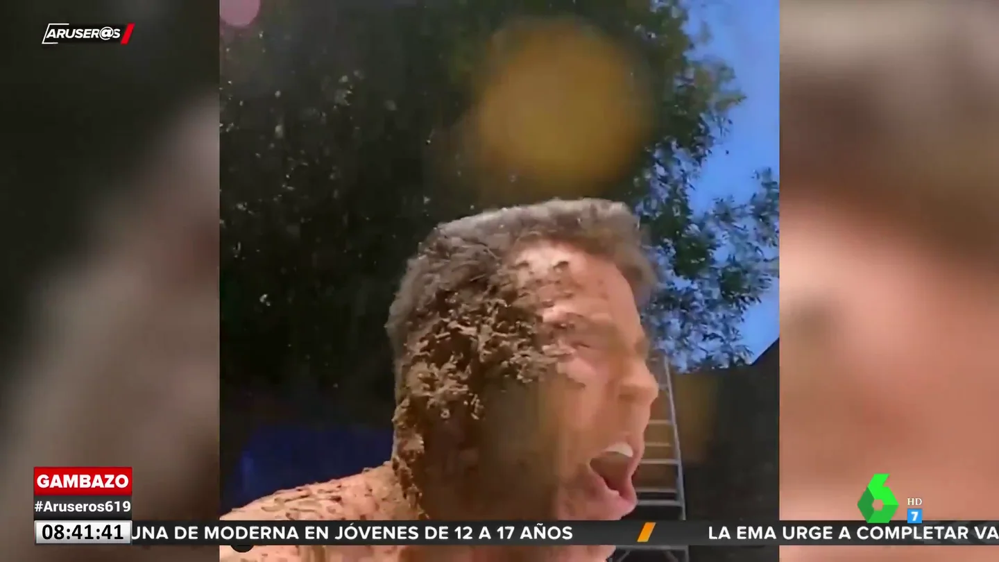 Una broma con mierda de perro termina con el protagonista con el tímpano perforado Una broma con mierda de perro termina con el protagonista con el tímpano perforado