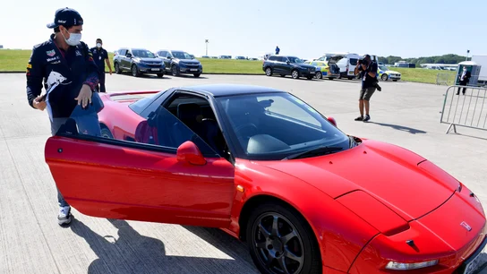 Checo Pérez, junto a un Honda NSX de primera generación Checo Pérez, junto a un Honda NSX de primera generación