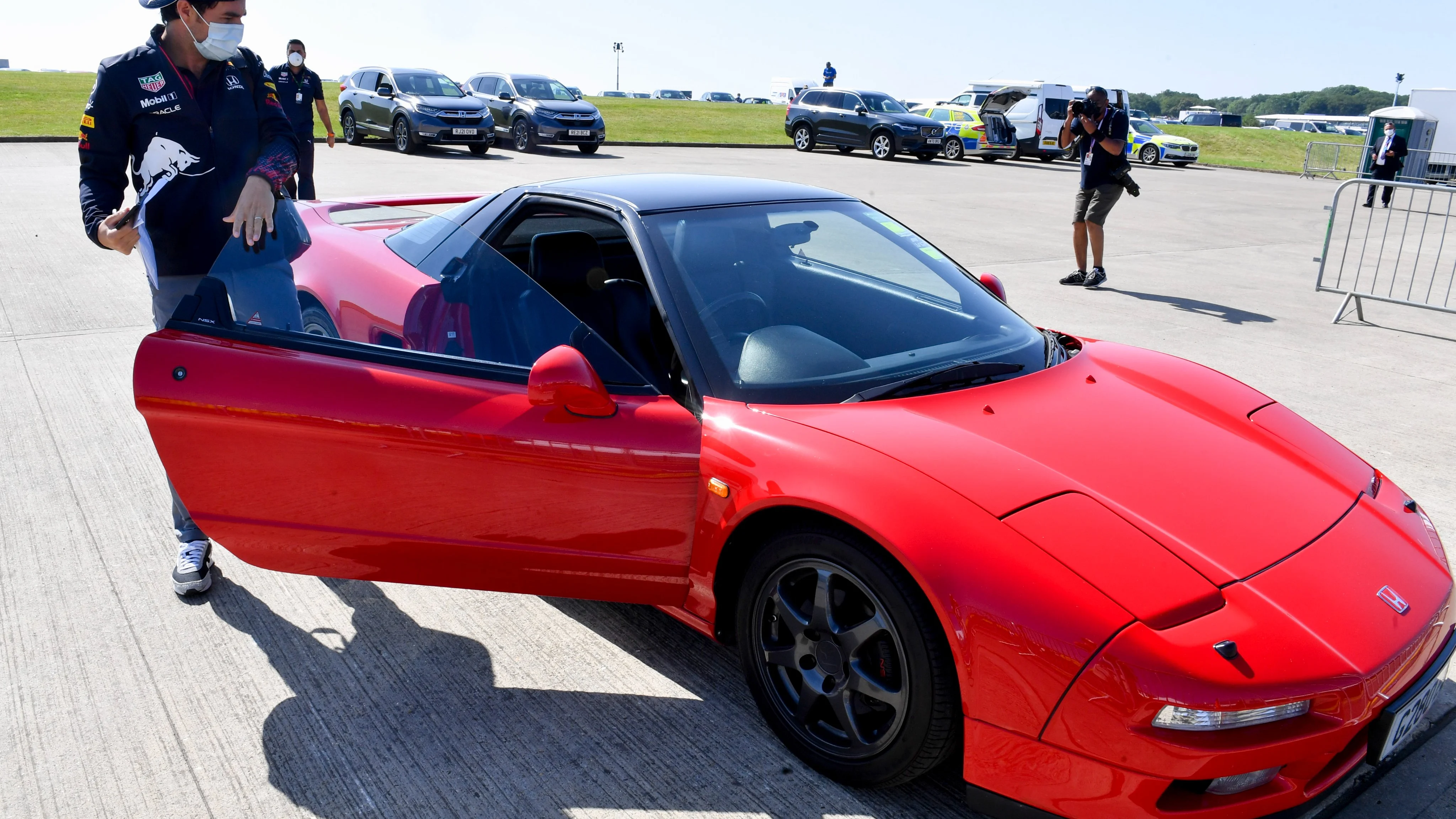 Checo Pérez, junto a un Honda NSX de primera generación 