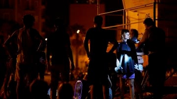 Miembros de los Mossos patrullan por la playa de la Barceloneta en la noche de la vuelta al toque de queda