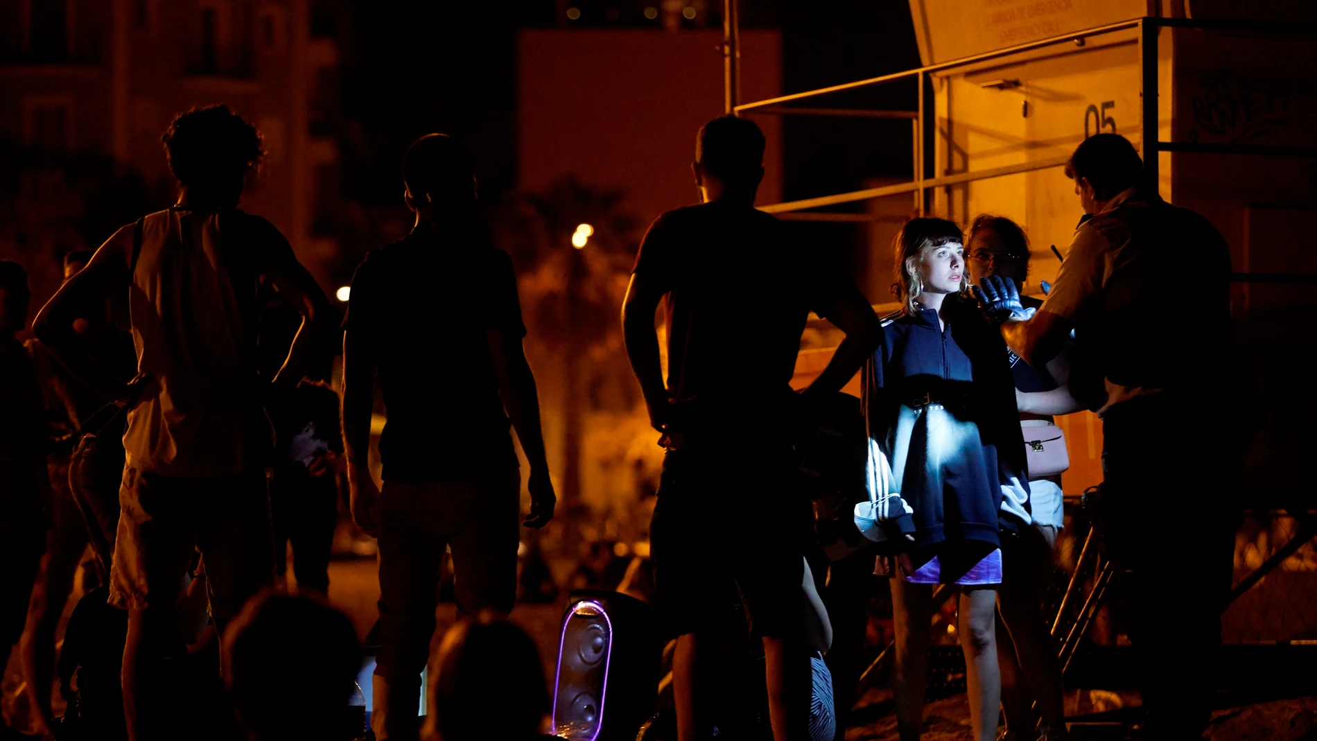 Miembros de los Mossos patrullan por la playa de la Barceloneta en la noche de la vuelta al toque de queda
