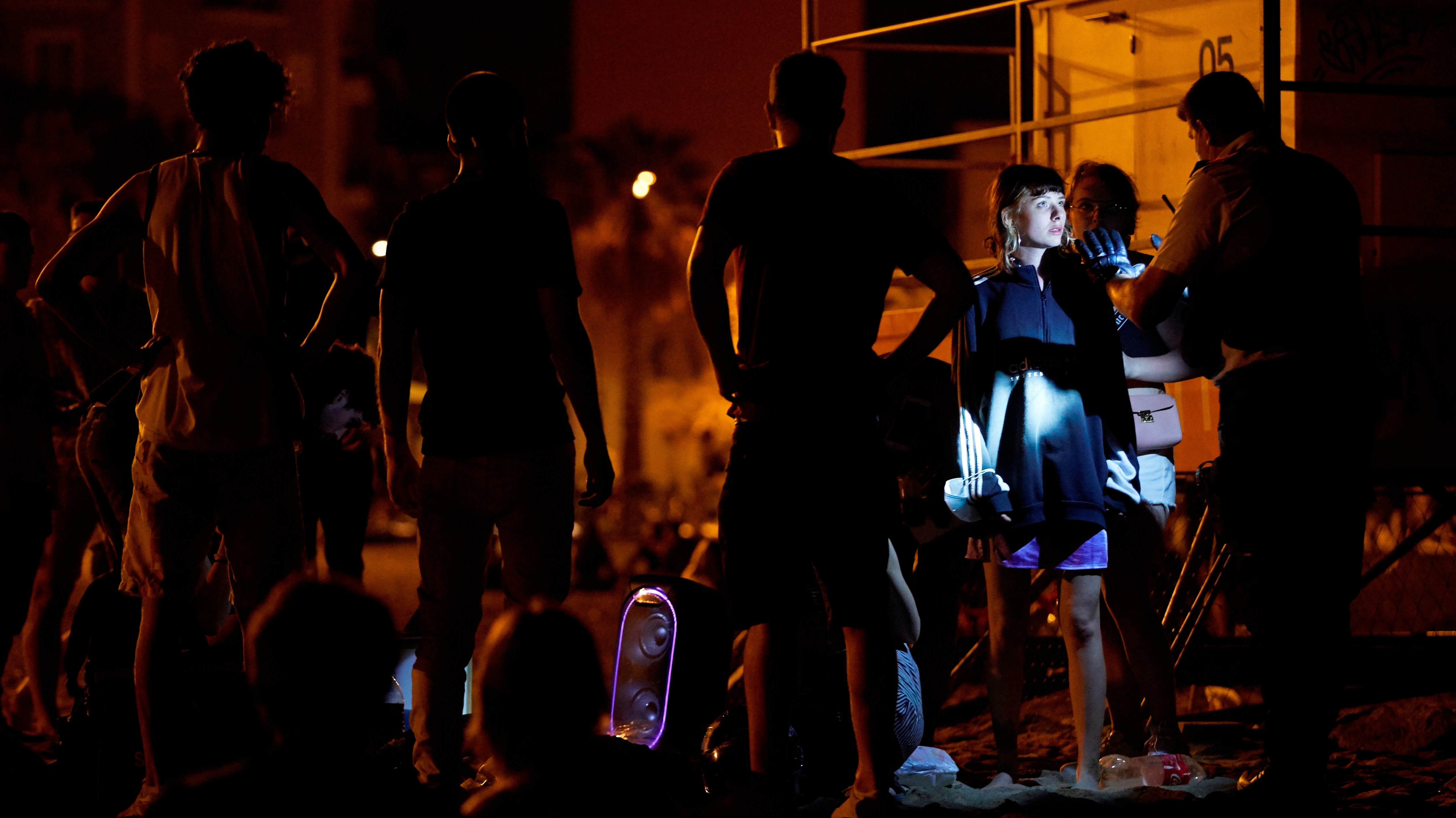 Miembros de los Mossos patrullan por la playa de la Barceloneta en la noche de la vuelta al toque de queda