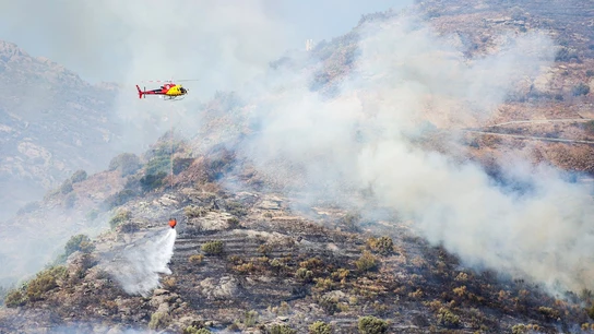 Un helicóptero en labores de extinción del incendio declarado en el parque natural del Cap de Creus Un helicóptero en labores de extinción del incendio declarado en el parque natural del Cap de Creus