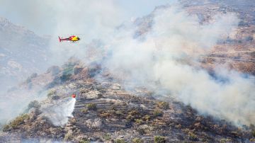 Un helicóptero en labores de extinción del incendio declarado en el parque natural del Cap de Creus