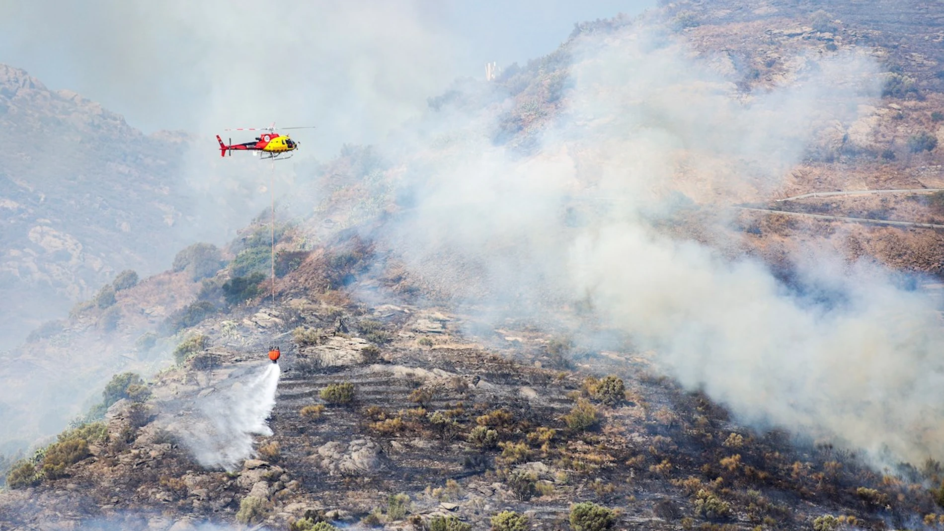 Mejoran las previsiones en el incendio de Llançà (Girona) tras arrasar 500  hectáreas y obligar a evacuar a 350 personas
