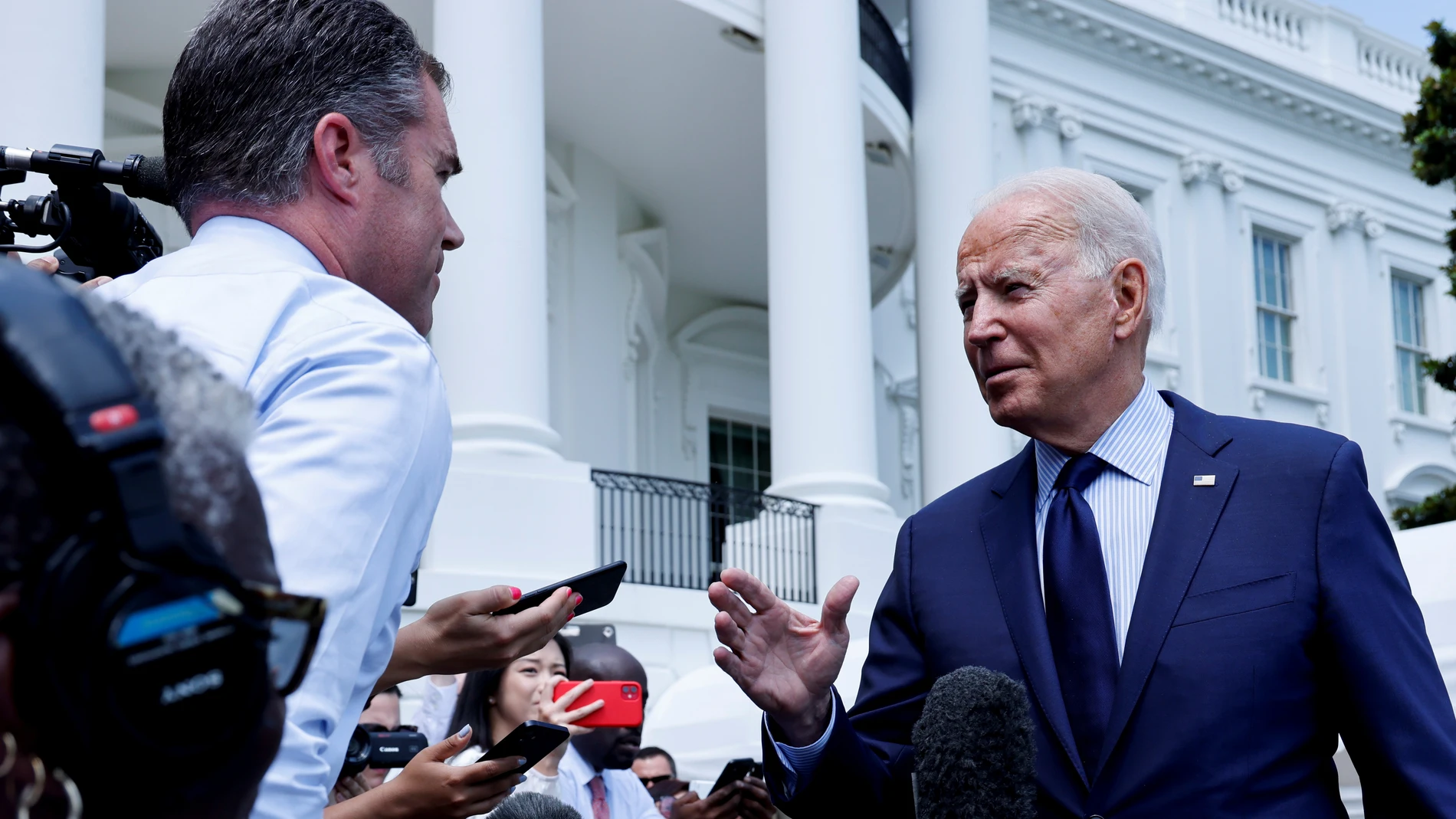 El presidente de EEUU, Joe Biden, atiende a la prensa