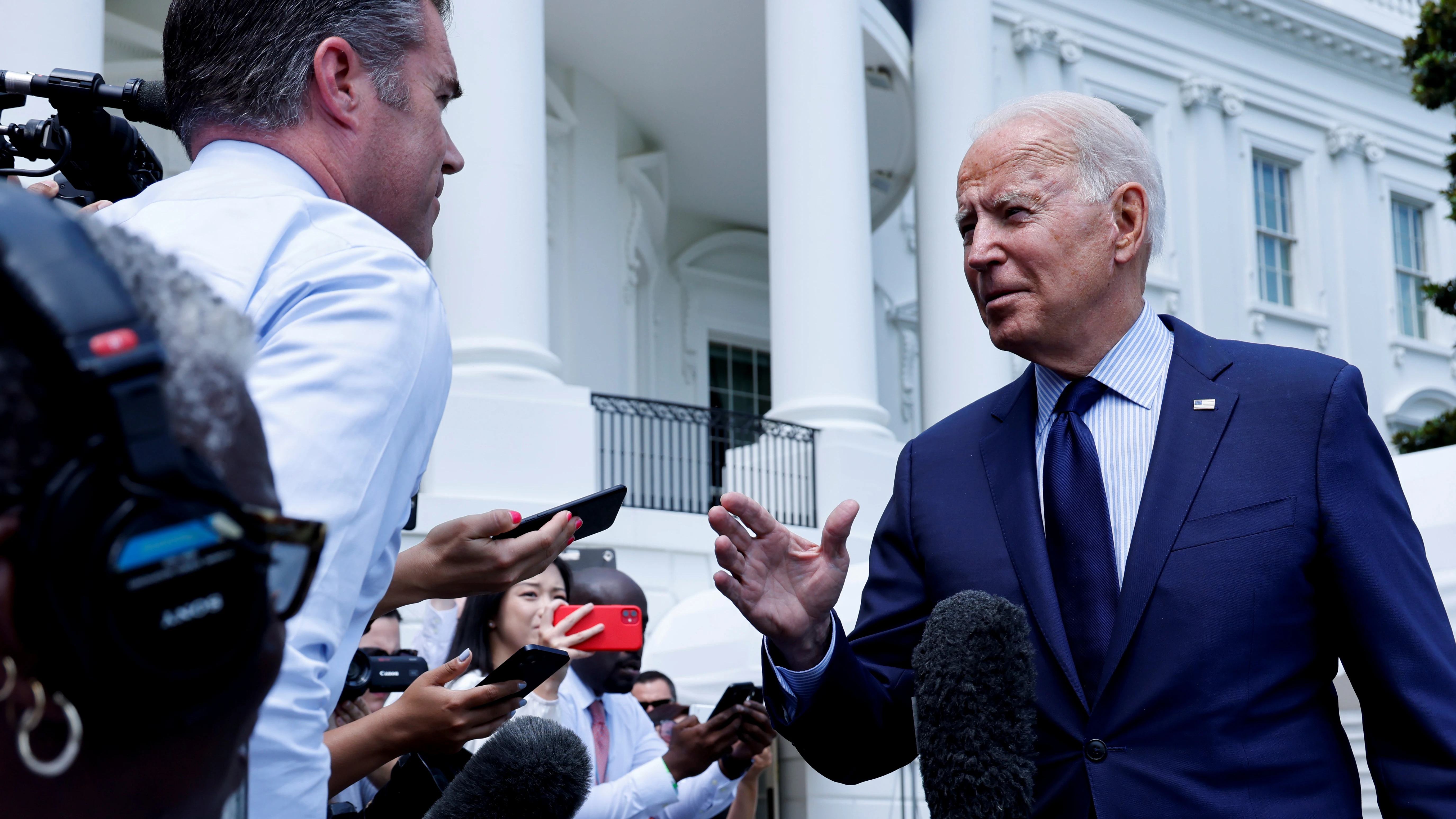 El presidente de EEUU, Joe Biden, atiende a la prensa