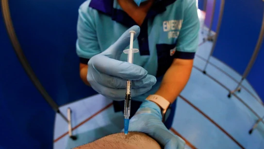 Una sanitaria administra una dosis de la vacuna contra el coronavirus Una sanitaria administra una dosis de la vacuna contra el coronavirus
