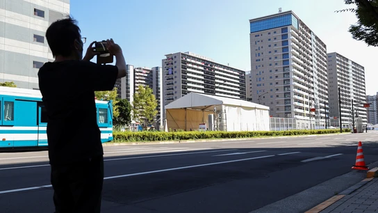 Un hombre saca una foto a la Villa Olímpica de los Juegos Olímpicos de Tokio Un hombre saca una foto a la Villa Olímpica de los Juegos Olímpicos de Tokio