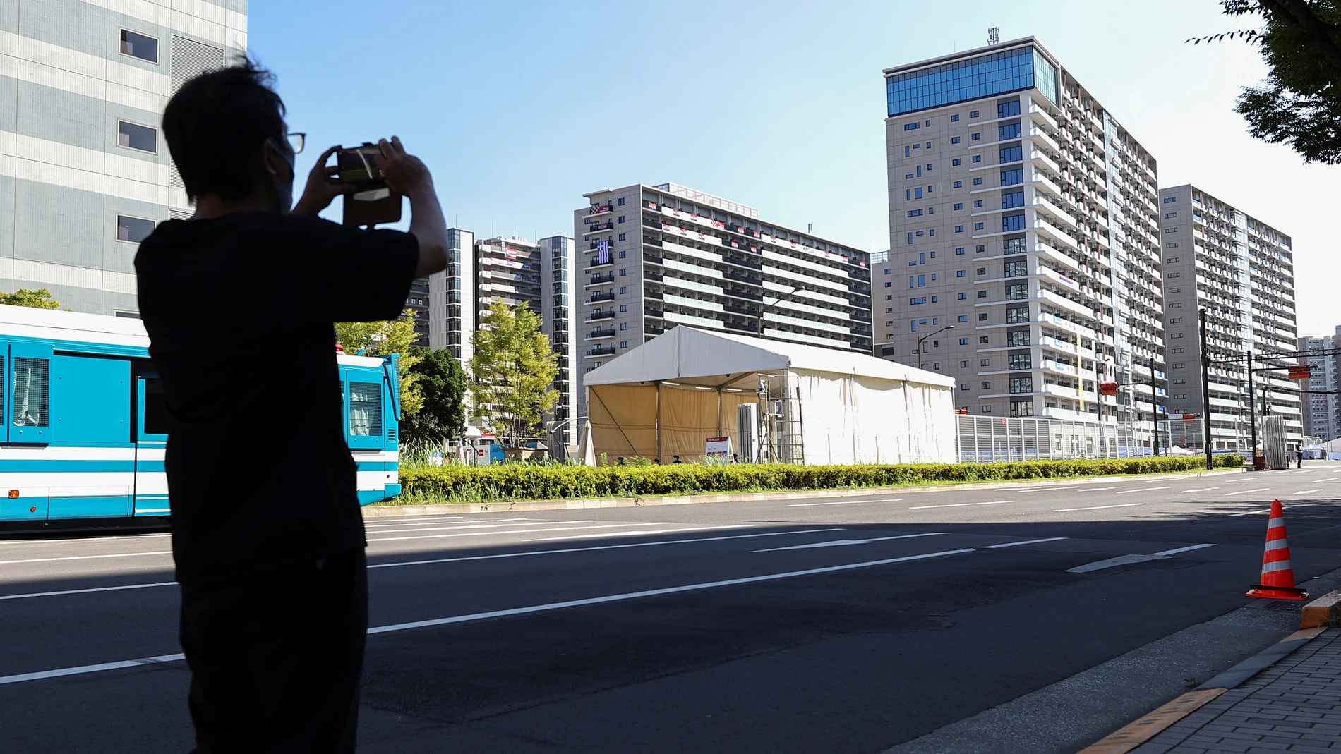 Un hombre saca una foto a la Villa Olímpica de los Juegos Olímpicos de Tokio