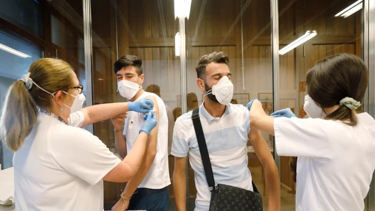 Dos personas reciben la vacuna contra el coronavirus Dos personas reciben la vacuna contra el coronavirus