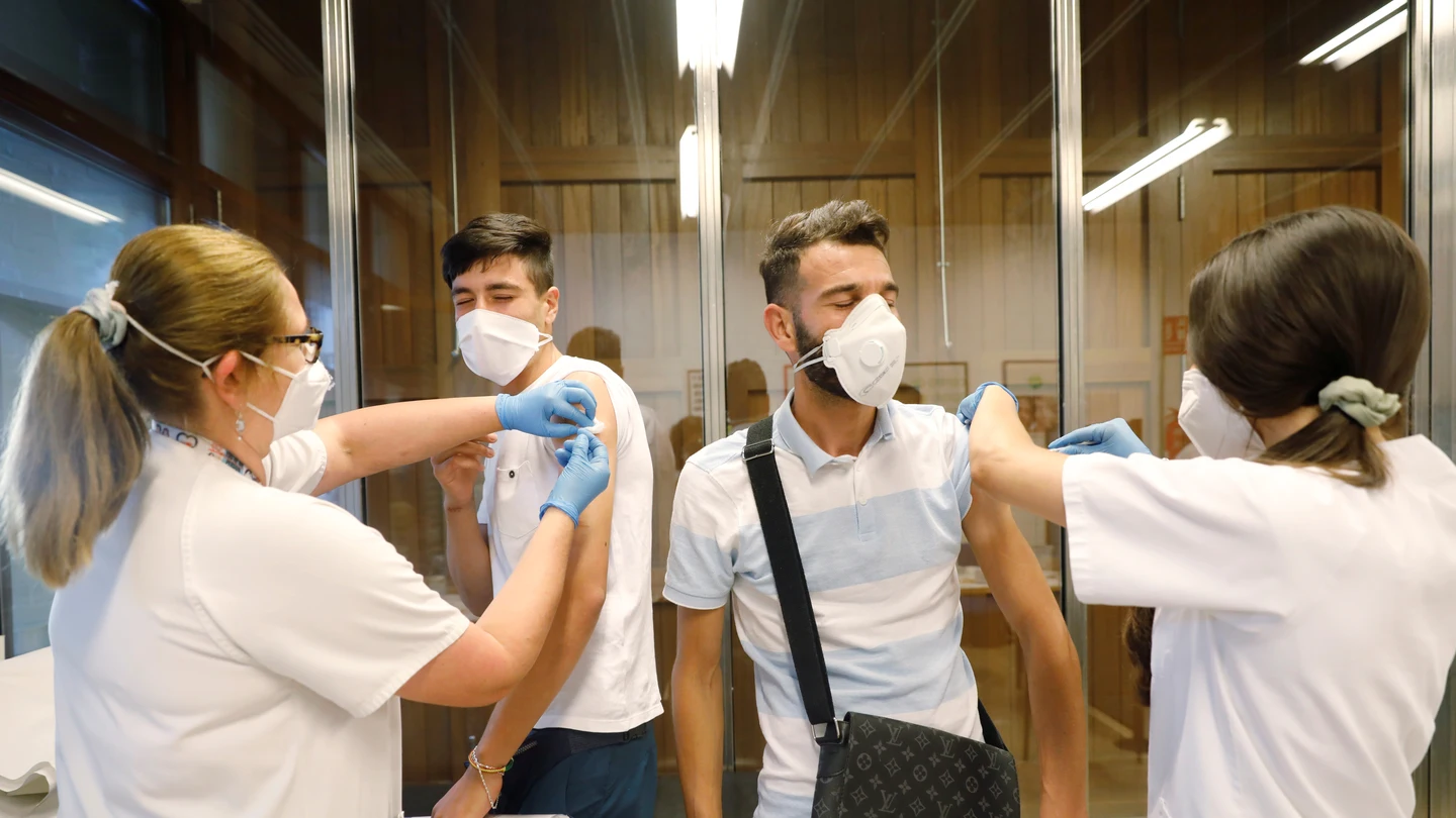 Dos personas reciben la vacuna contra el coronavirus Dos personas reciben la vacuna contra el coronavirus