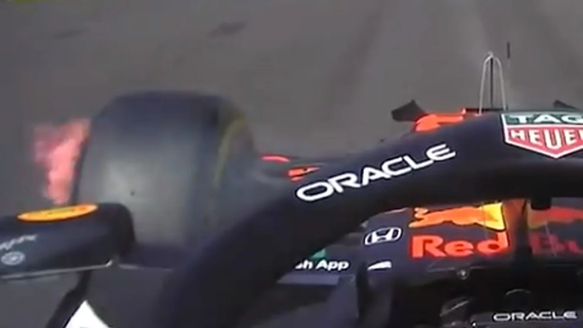 La espeluznante imagen de la rueda de Verstappen en llamas antes de la salida