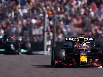 Verstappen le devuelve el golpe a Hamilton Verstappen le devuelve el golpe a Hamilton