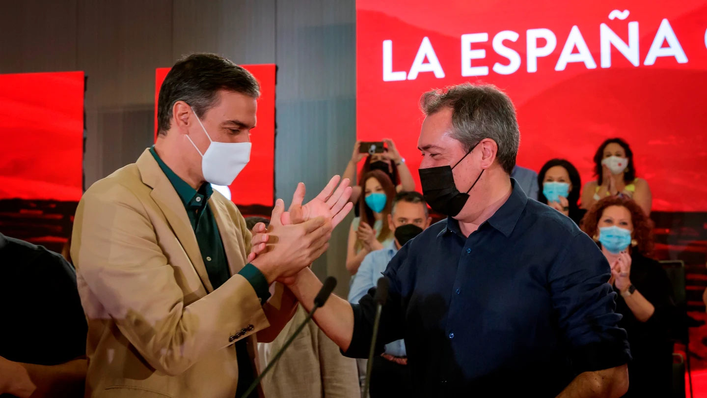 Pedro Sánchez y Juan Espadas se dan la mano en un acto del PSOE en Sevilla Pedro Sánchez y Juan Espadas se dan la mano en un acto del PSOE en Sevilla