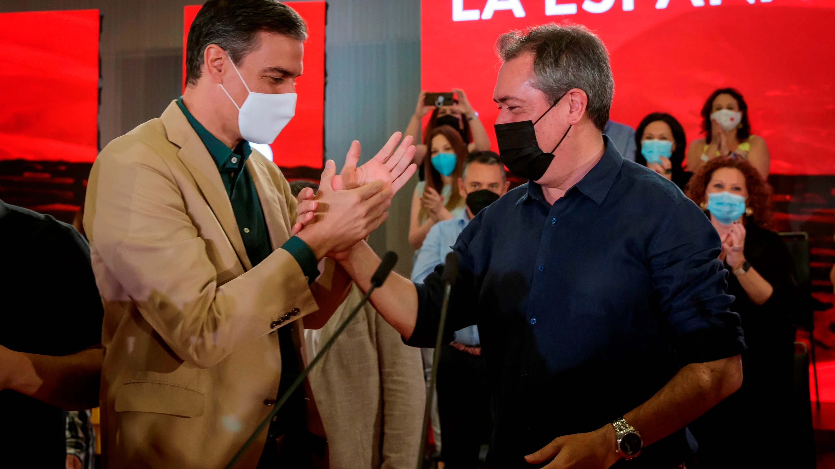 Pedro Sánchez y Juan Espadas se dan la mano en un acto del PSOE en Sevilla