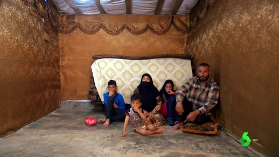 Imagen de una familia de refugiados sirios en un asentamiento de Líbano Imagen de una familia de refugiados sirios en un asentamiento de Líbano