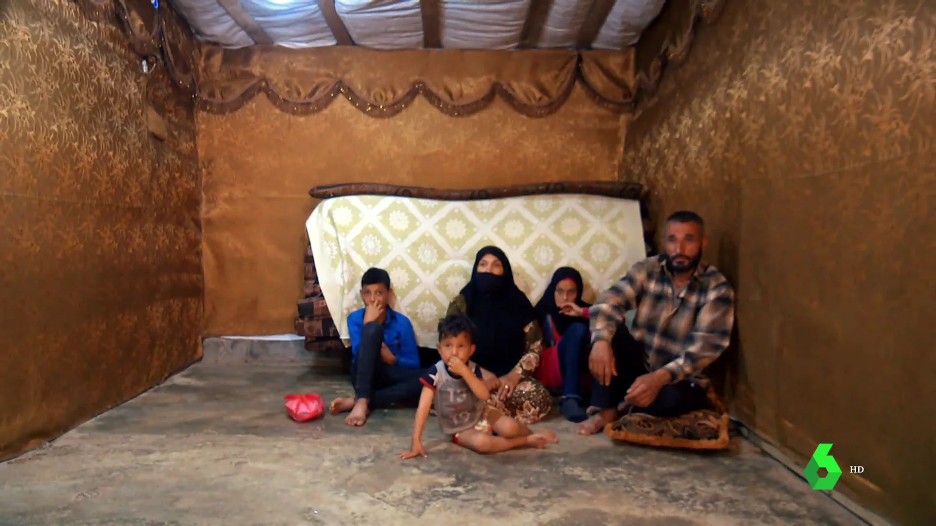 Imagen de una familia de refugiados sirios en un asentamiento de Líbano