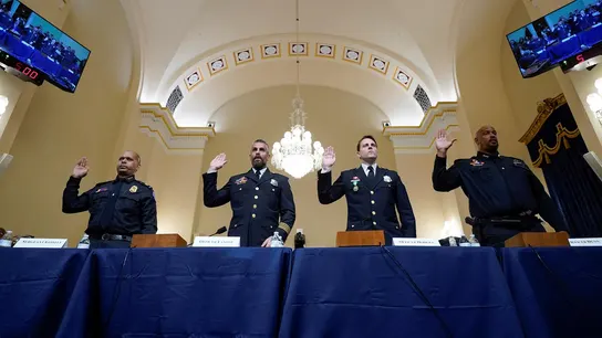 Cuatro policías prestan juramento para testificar en la audiencia del comité selecto de la Cámara sobre el ataque del 6 de enero al Capitolio. Cuatro policías prestan juramento para testificar en la audiencia del comité selecto de la Cámara sobre el ataque del 6 de enero al Capitolio.