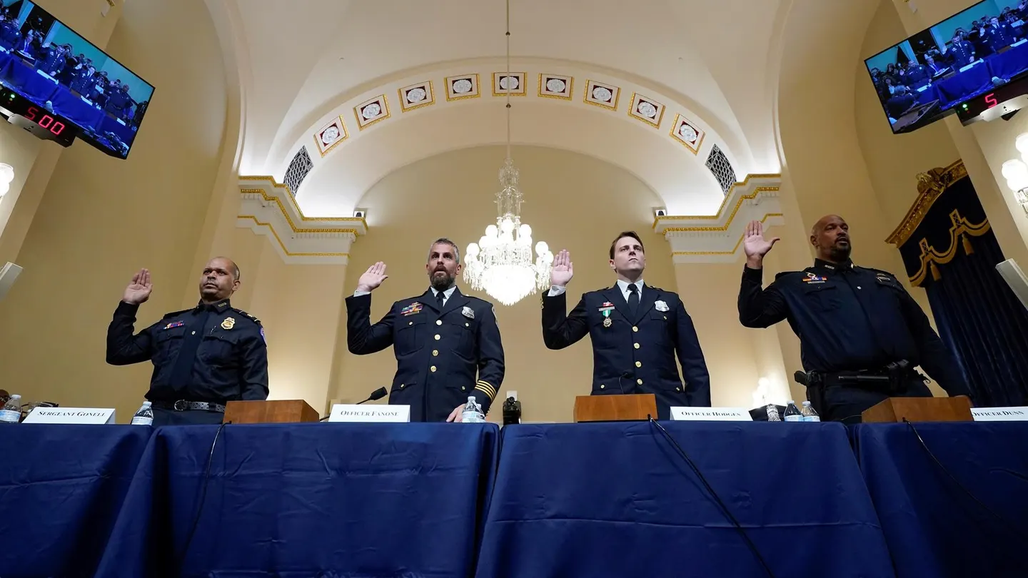 Cuatro policías prestan juramento para testificar en la audiencia del comité selecto de la Cámara sobre el ataque del 6 de enero al Capitolio. Cuatro policías prestan juramento para testificar en la audiencia del comité selecto de la Cámara sobre el ataque del 6 de enero al Capitolio.