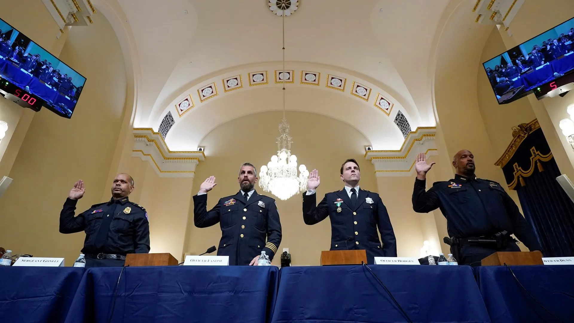 Cuatro policías prestan juramento para testificar en la audiencia del comité selecto de la Cámara sobre el ataque del 6 de enero al Capitolio.