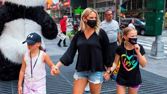 Personas con mascarilla caminan en Times Square en Nueva York EFE